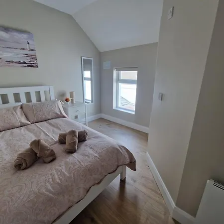 Corner House - Seven Bedroom House *